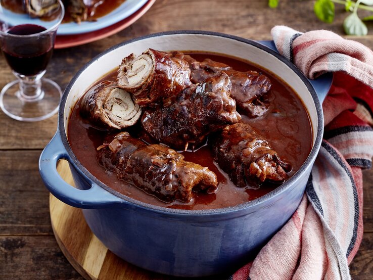 Rinderrouladen in Soße im Topf.
