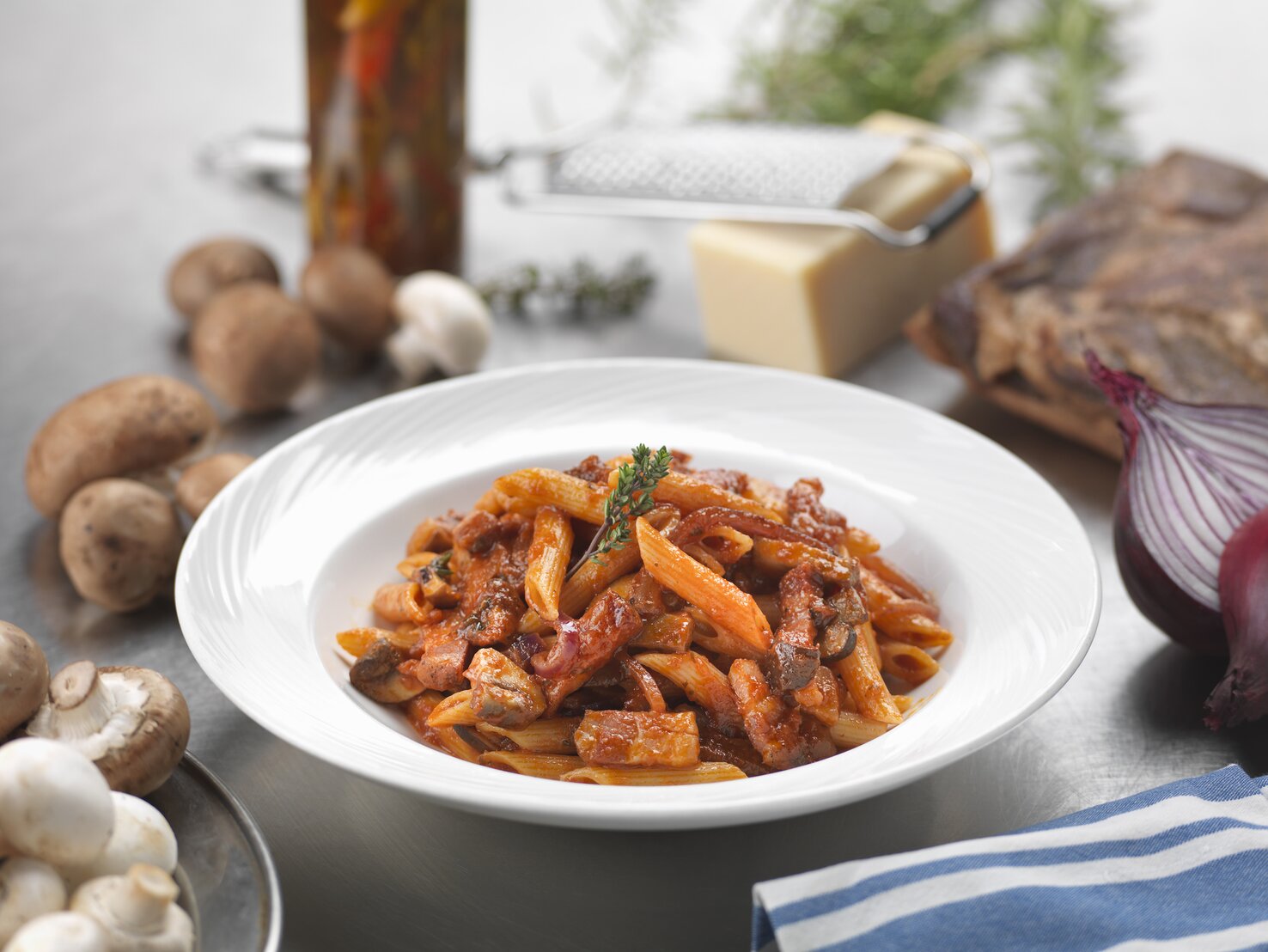 Penne alla boscaiola: Pasta nach Holzfäller Art mit Pilzen