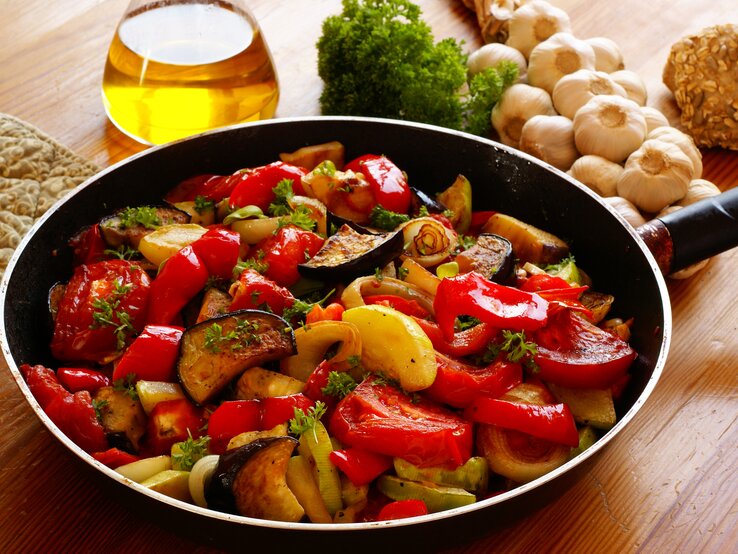 Pfanne gefüllt mit Ratatouille. 