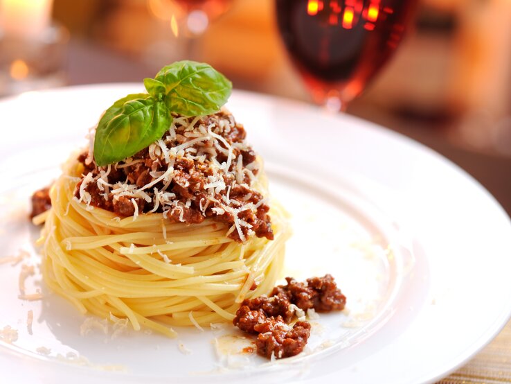 Der absolute Klassiker unter den italienischen Pasta-Gerichten ist ohne Zweifel Spaghetti Bolognese. Einfach ein Genuss. | © iStock/ Moncherie