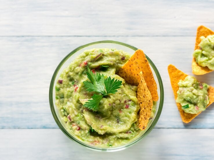 Guacamole ist der perfekte Dip für Nachos und Co. | © iStock/ AlexPro9500 Guacamole ist der perfekte Dip für Nachos und Co. | © iStock/ AlexPro9500