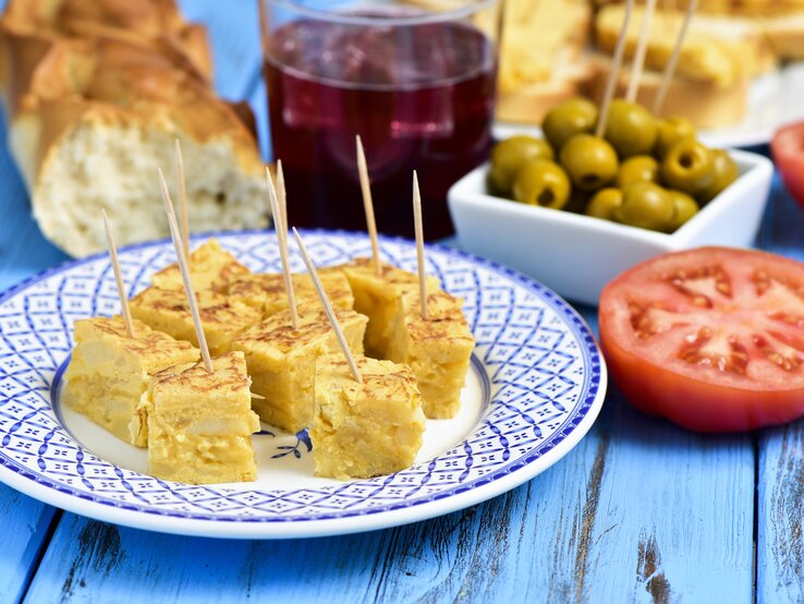 Eine spanische Tortilla ist eine Art Omelett mit Kartoffeln. | © iStock/ nito100 iStock-521688014.jpg | © iStock/ nito100