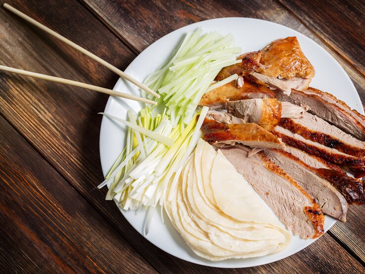 Bei der Pekingenente einfach die Haut nicht mitessen. | © iStock/ nantonov iStock-643178320.jpg | © iStock/ nantonov