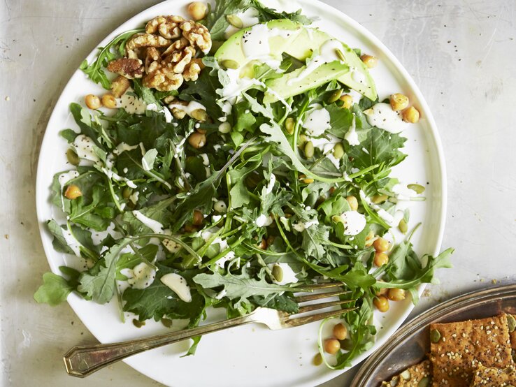 Ein grüner Salat mit viel Biss und einer extra Portion Nährstoffen.  | © StockFood / Royster, Shell