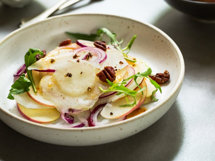 Ein frischer Kohlrabi-Apfel-Salat mit Biss – viel Spaß beim Probieren. 