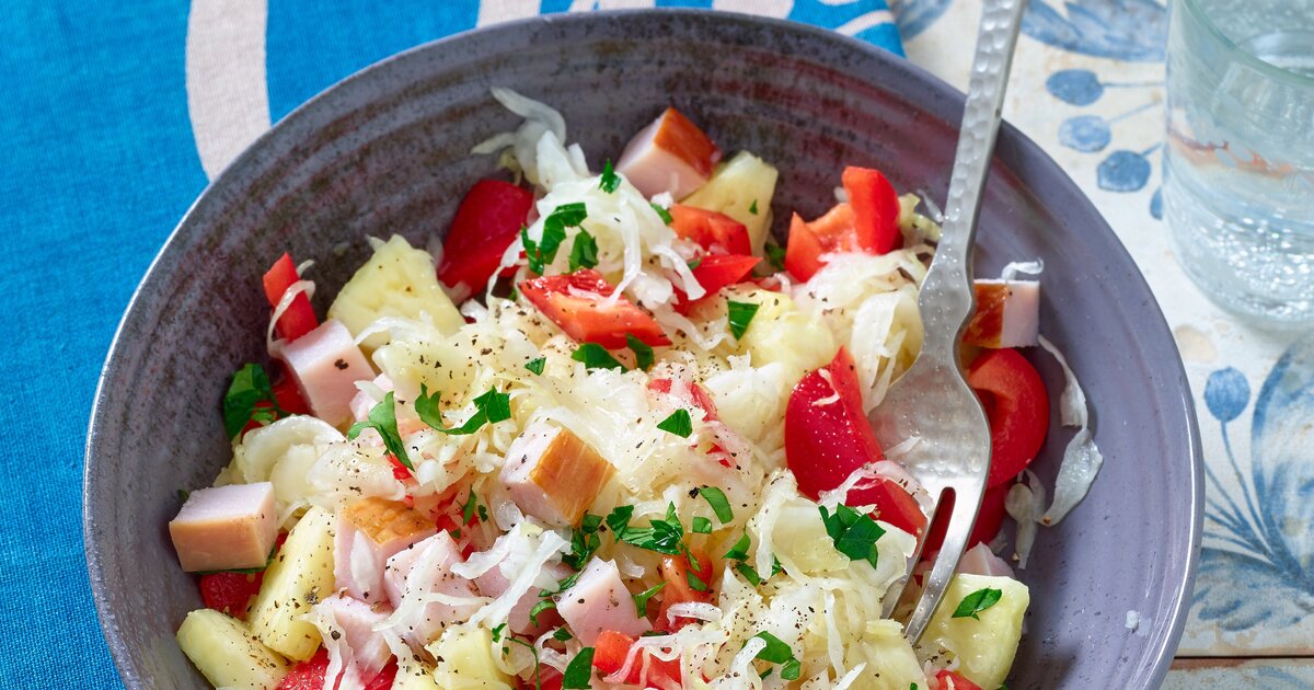 Sauerkrautsalat: Rezept mit Kasseler, Paprika und Ananas Sauerkrautsalat: Rezept mit Kasseler, Paprika und Ananas