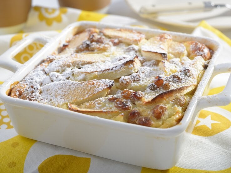 Apfel-Quark-Auflauf.jpg Weiße Auflaufform gefüllt mit einem Apfel-Quark-Gratin.