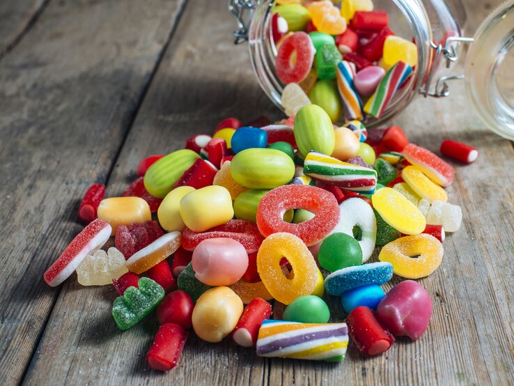 Gummibären auf einem Tisch ausgeschüttet. | © iStock/kiko_jimenez