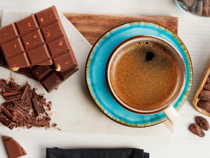 Schokolade und Kaffee auf einem Tablett | © iStock/_flyfloor