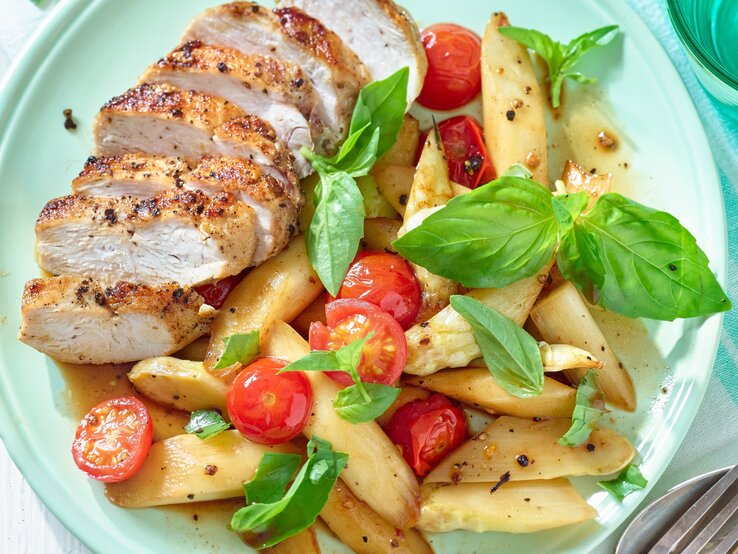 Von Spargel sind wir einfach immer begeistert, vor allem in dieser leckeren italienischen Spargel-Pfanne. Italienische Spargel-Pfanne
