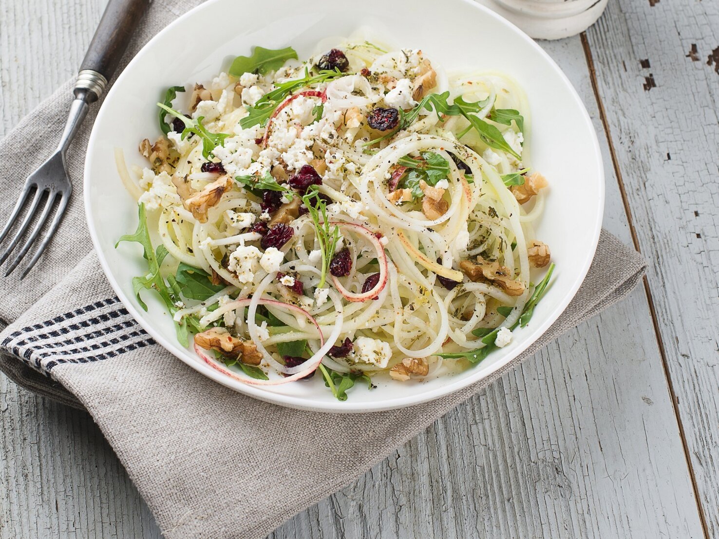 Kohlrabi-Apfel-Salat mit Käse und Walnüssen: Leichter Genuss Kohlrabi-Apfel-Salat mit Käse und Walnüssen: Leichter Genuss