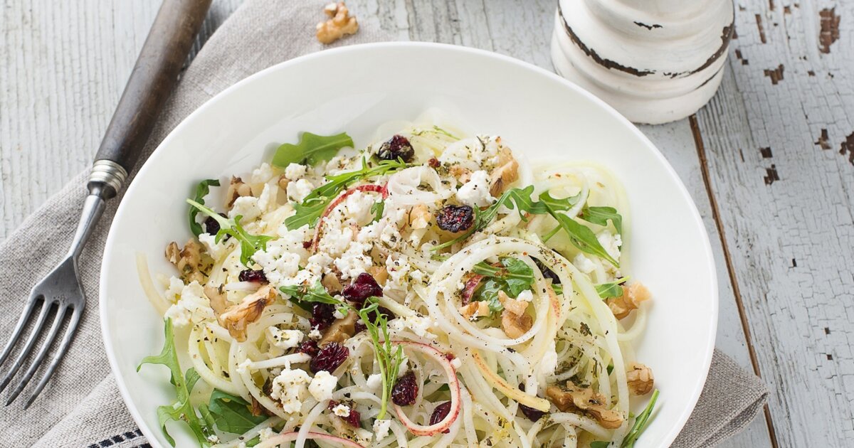 Kohlrabi-Apfel-Salat mit Käse und Walnüssen: Leichter Genuss Kohlrabi-Apfel-Salat mit Käse und Walnüssen: Leichter Genuss