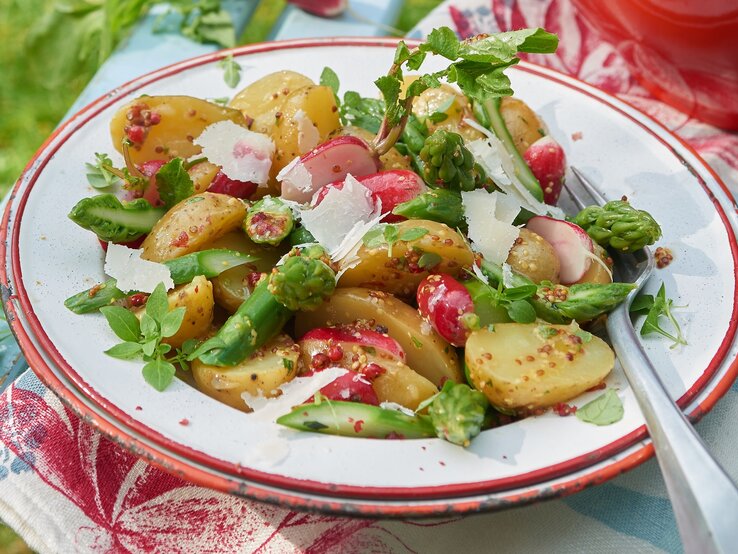 Kartoffelsalat mit Spargel und Honig-Senf-Soße