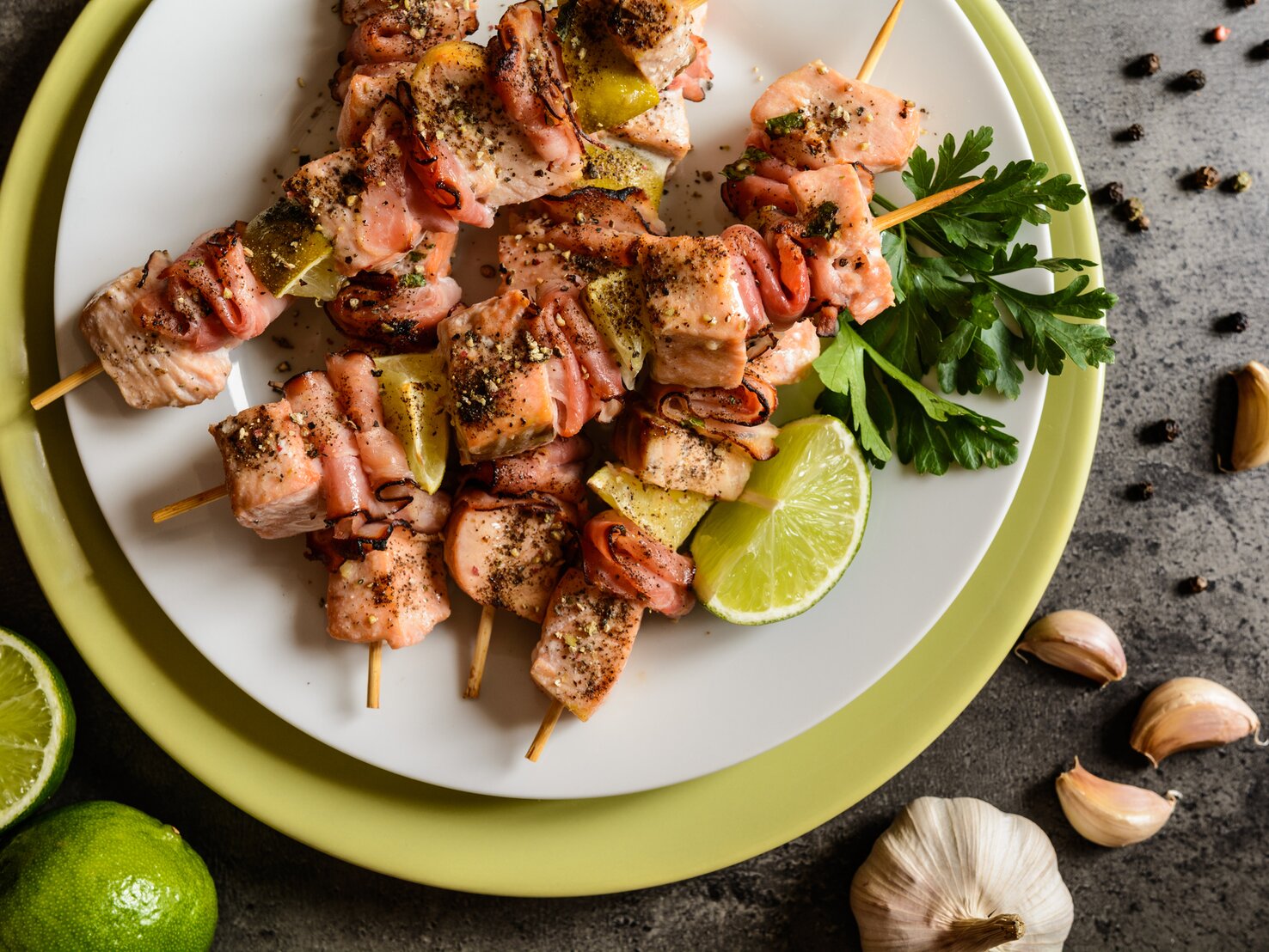 Lachsspieße: Rezept mit Limette &amp; Bacon