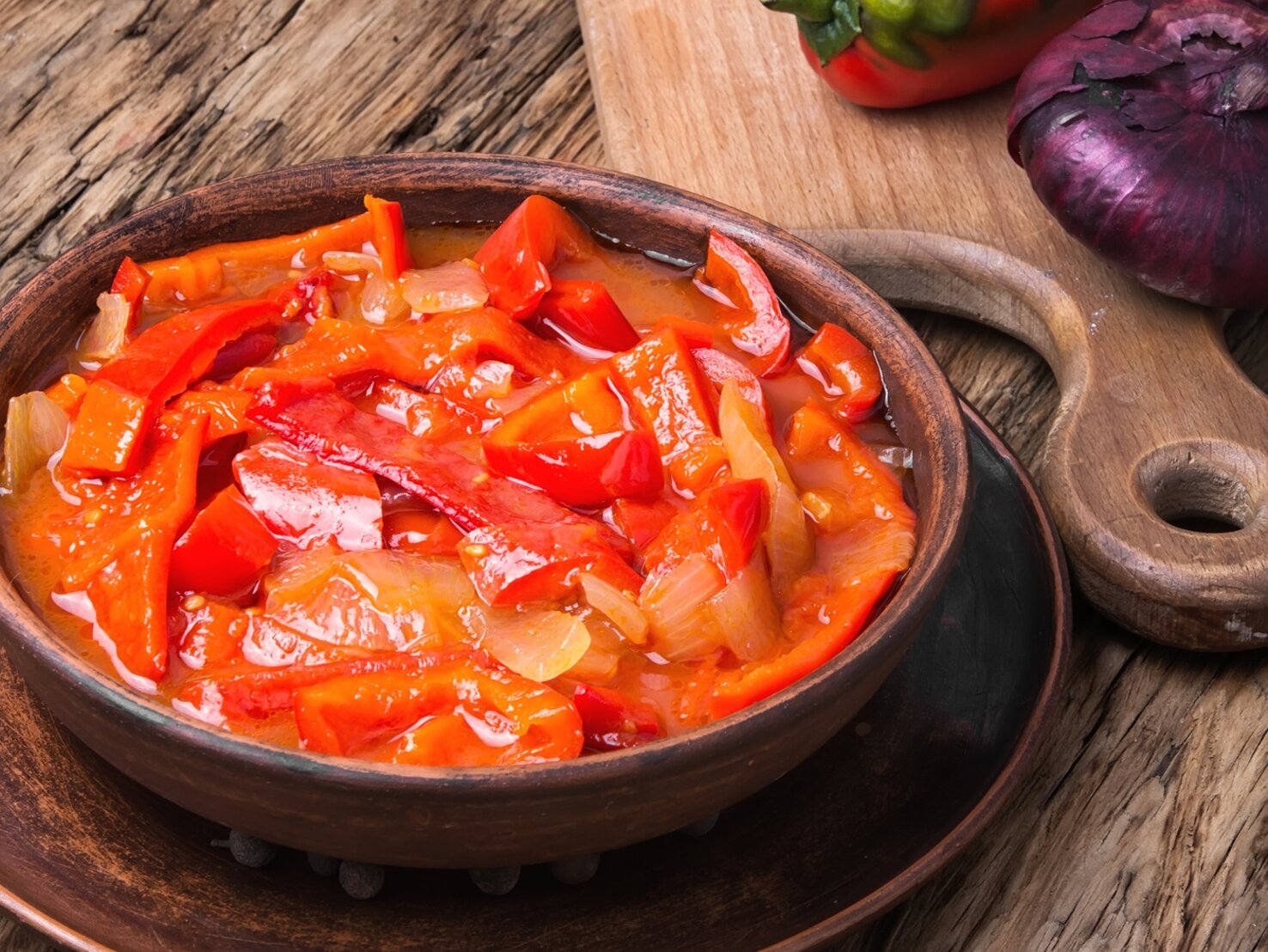 Помидорное лечо. Перец лечо. Украшение из перца болгарского. Лечо с морковью. Лечо сморковью илуком.