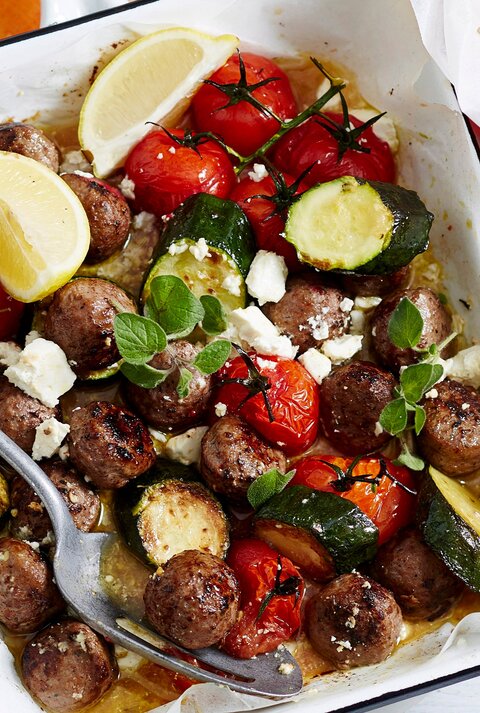 Eine quadratische weiße Ofenform mit dem Gericht auf einem hellen Tisch direkt von oben fotografiert.