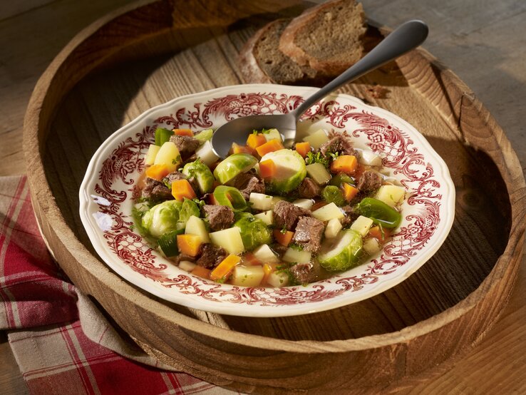 Eine Suppe, die dich stärkt, aber nicht ausbremst! Die leichte Bergsteigersuppe kombiniert würzige Aromen mit bekömmlichen Zutaten – genau das Richtige für aktive Genießer*innen.