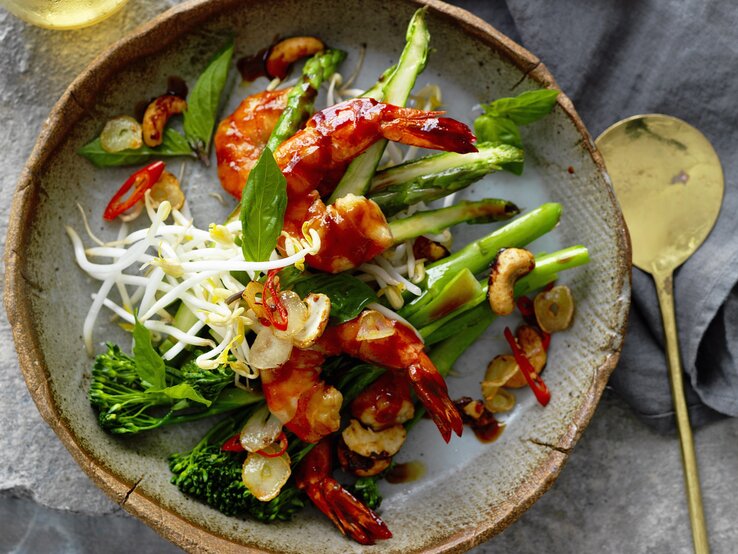 Garnelenpfanne mit Spargel und Broccolini