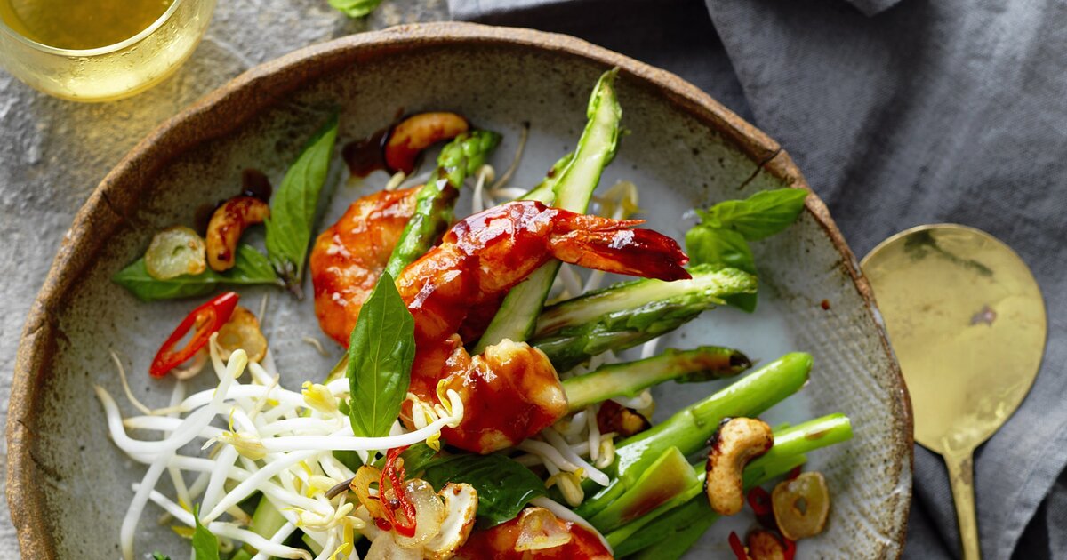 Garnelenpfanne mit Spargel &amp; Brokkolini: Low-Carb-Rezept