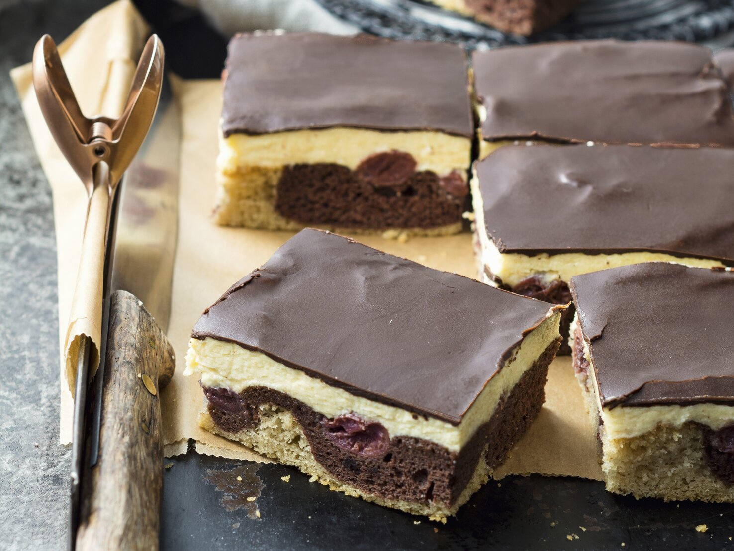 Low-Carb-Dessert: Donauwelle mit Schokoglasur und Kirschen