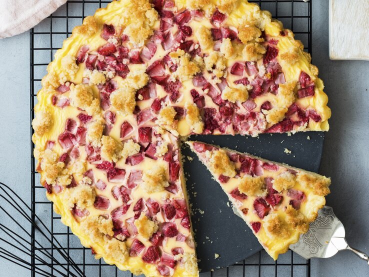 Erdbeerkuchen mit Schmand und Streuseln / Nahaufnahme / Draufsicht