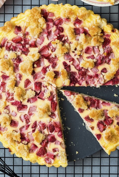 Erdbeerkuchen mit Schmand und Streuseln / Nahaufnahme / Draufsicht