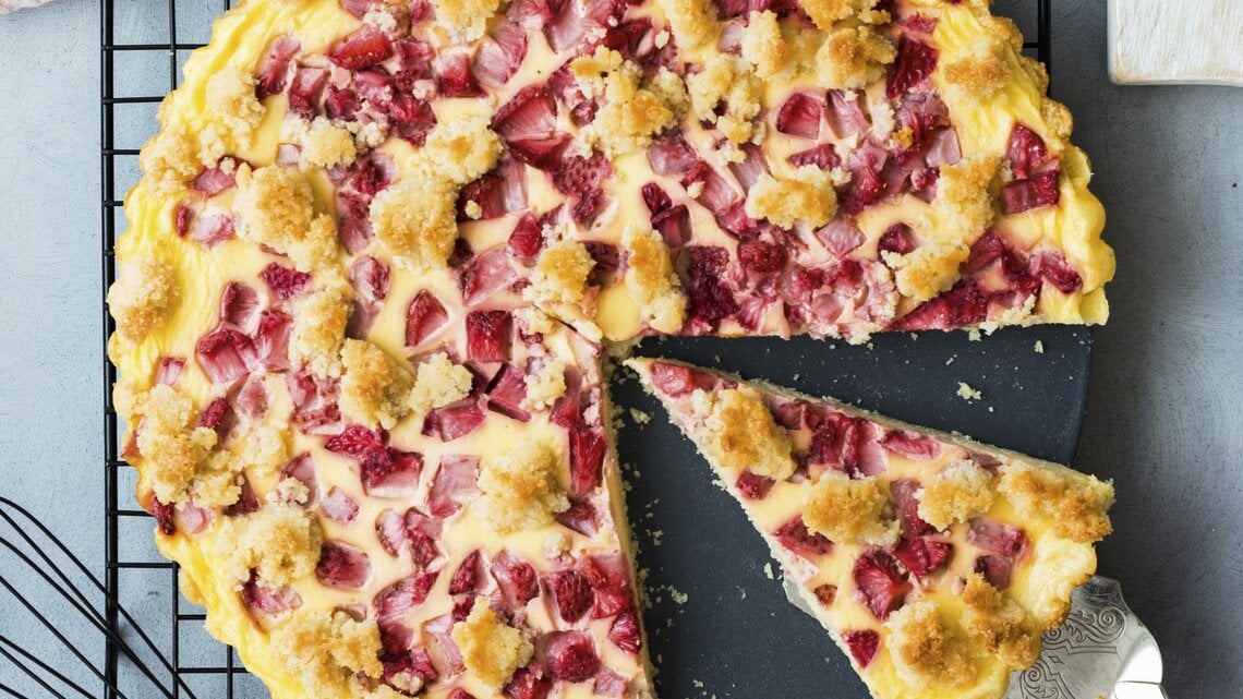 Erdbeerkuchen mit Schmand und Streuseln / Nahaufnahme / Draufsicht