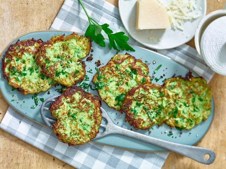 Draufsicht auf mehrere kross gebratene Zucchini-Puffer – natürlich Low Carb.