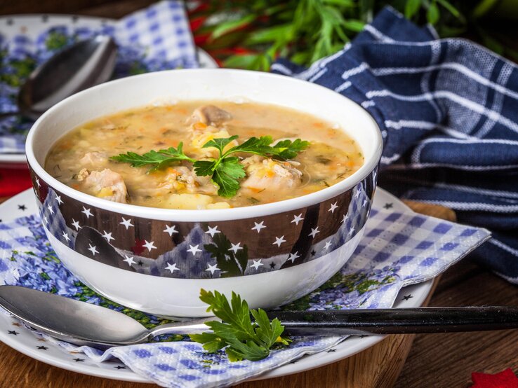 Kitschige Suppenschüssel gefüllt mit einer polnischen Graupensuppe. 
