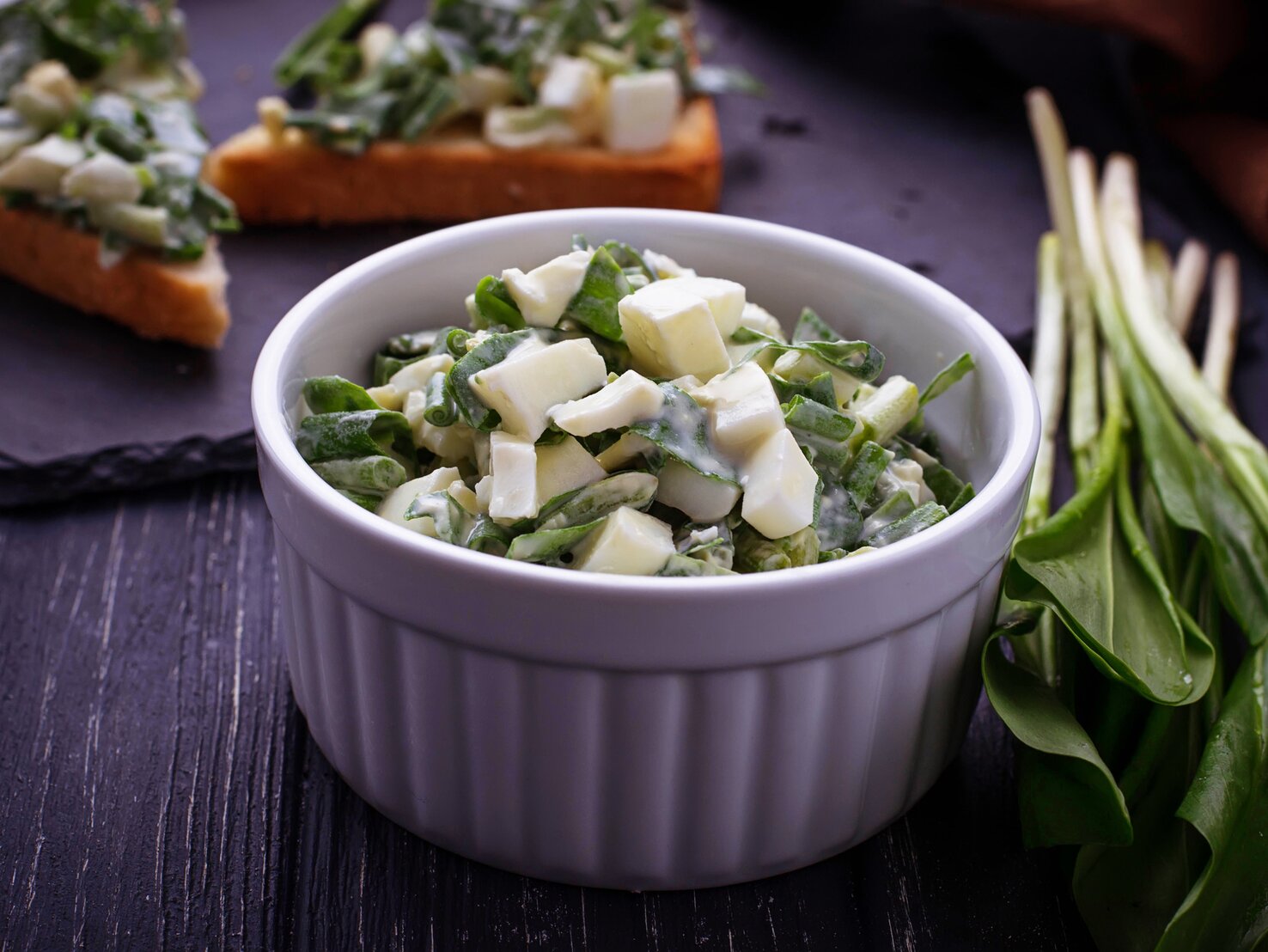 Bärlauch-Salat mit Käse: Ideal für deine Low-Carb-Ernährung