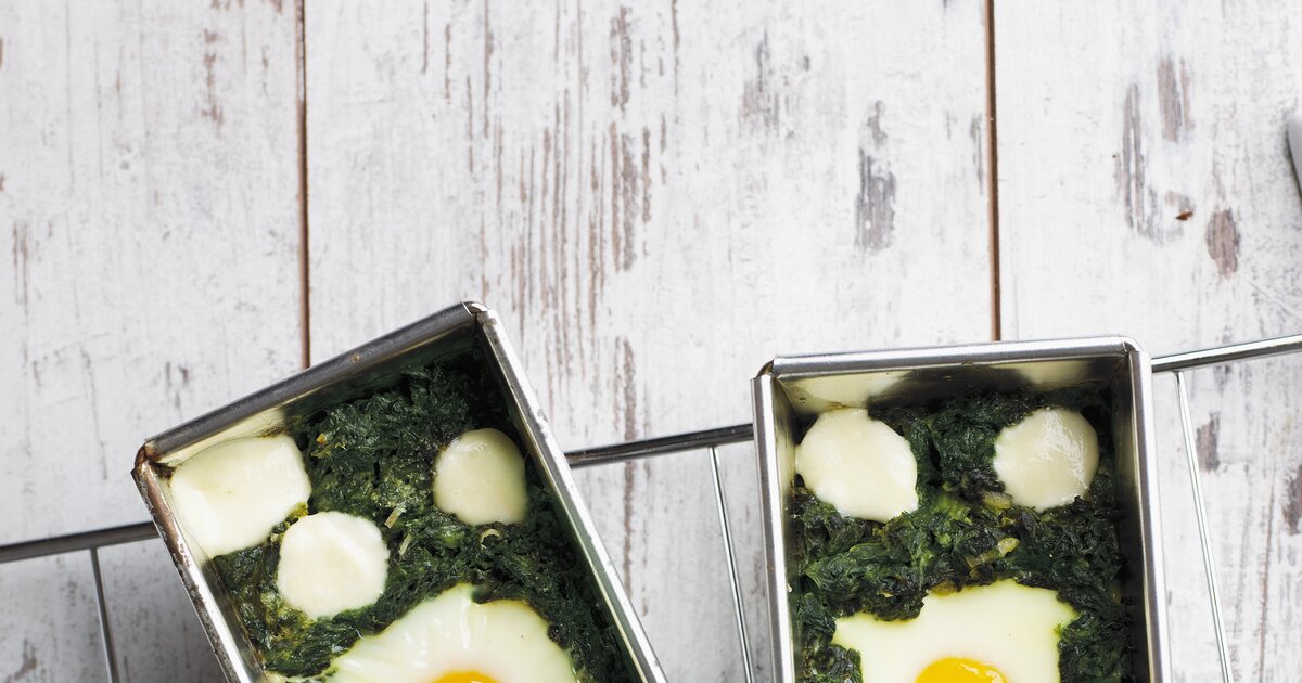 Leckeres Schlank-Rezept: Überbackene Eier im Spinatbett!