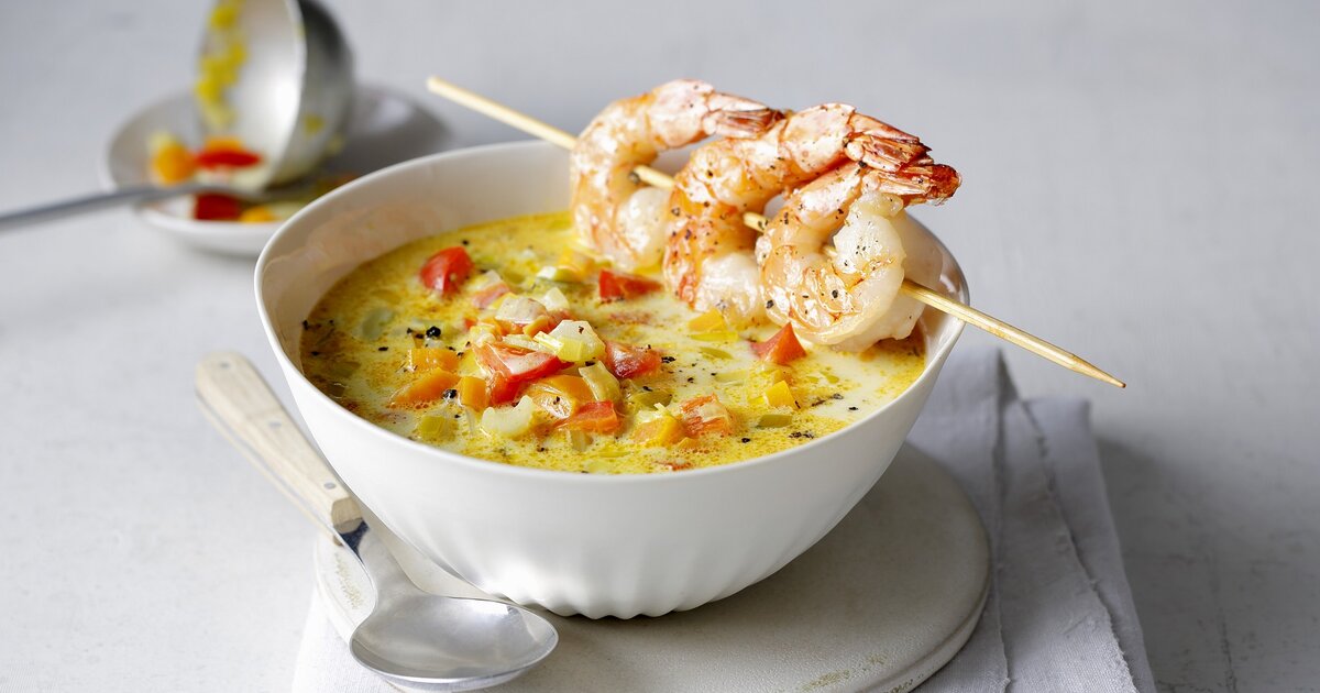 Low-Carb geht auch exotisch: Lauch-Curry-Suppe mit Garnelenspieß