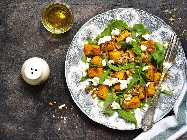 Farbenfroh und einfach lecker: Kürbissalat mit Rucola & Feta.