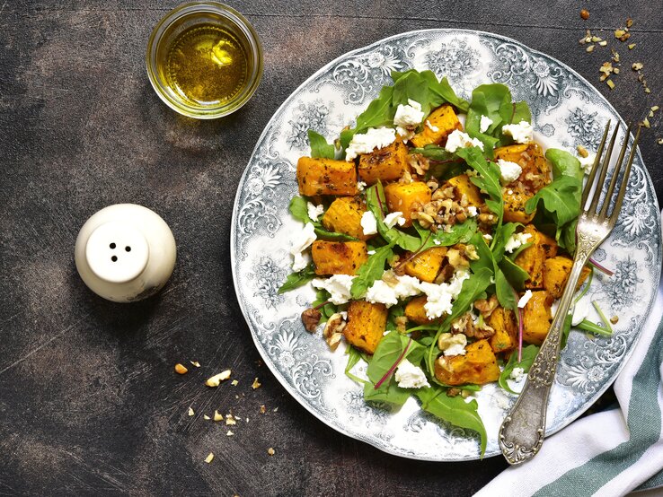 Farbenfroh und einfach lecker: Kürbissalat mit Rucola & Feta. Farbenfroh und einfach lecker: Kürbissalat mit Rucola & Feta.