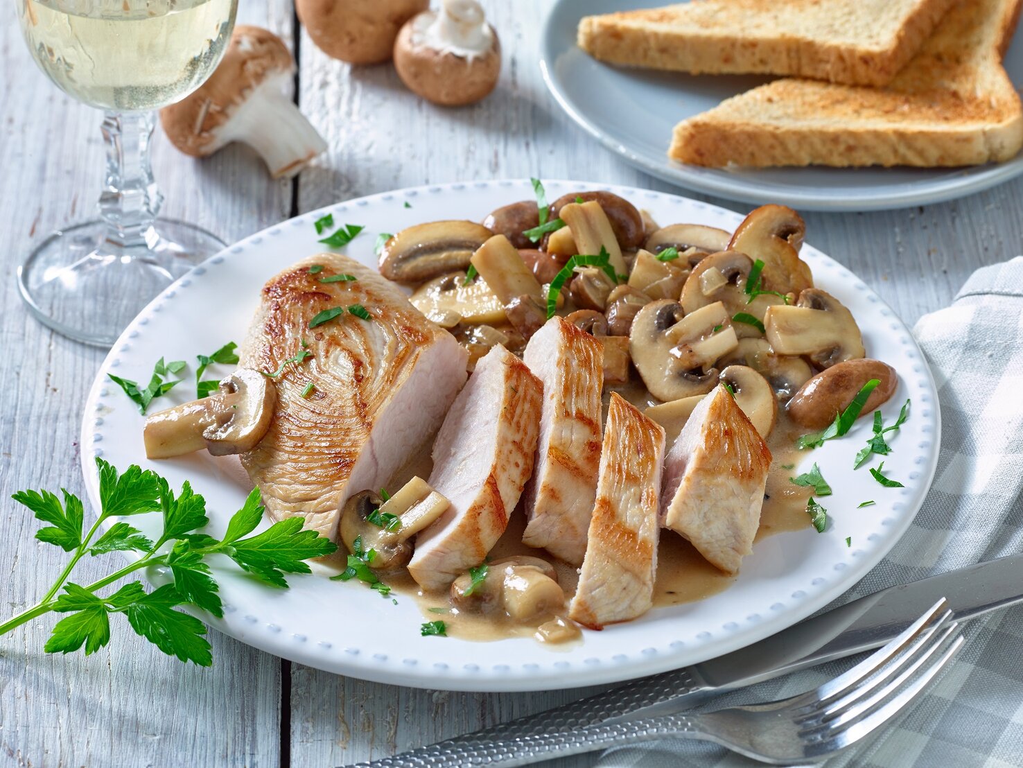 Putenschnitzel mit Champignons: Low-Carb und lecker