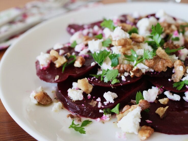 Rote-Bete-Salat mit Feta auf rundem Teller / Bildausschnitt / Draufsicht, schräg