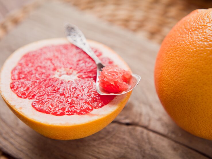 Grapefruits sind der perfekte Snack - perfekt zum Mitnehmen und kalorienarm. | © iStock / joannatkaczuk 