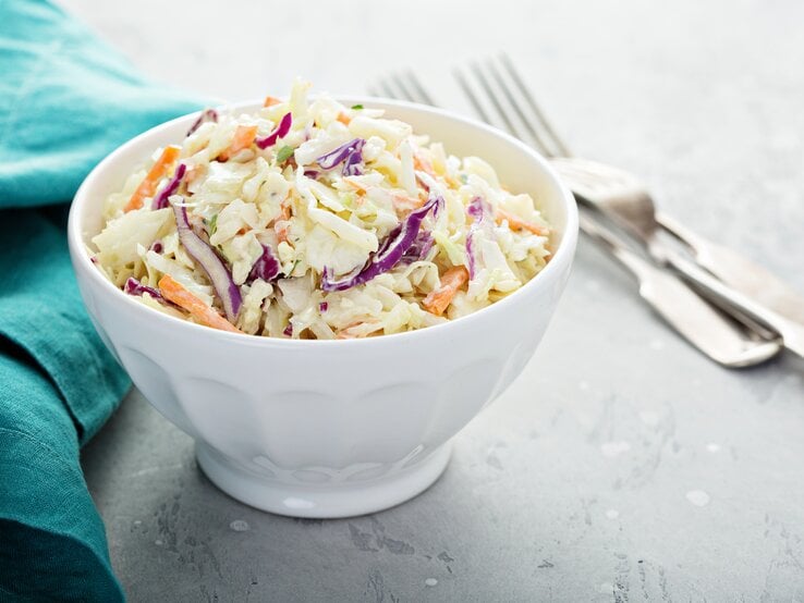 Rundeschale gefüllt mit amerikanischem Krautsalat Cole Slaw in runder Schüssel.