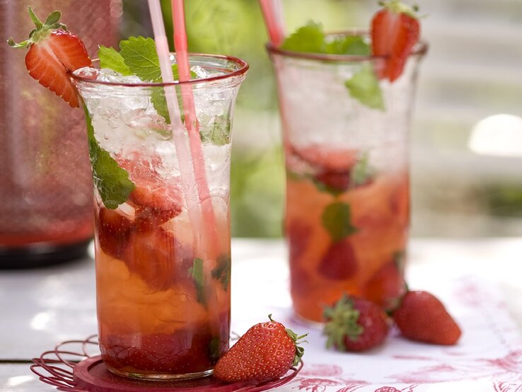 Besonders erfrischend: Unser leckeres Rezept für Erdbeer-Mojito. Besonders erfrischend: Unser leckeres Rezept für Erdbeer-Mojito.