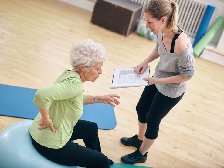 Osteoporose: Darunter verstehen Mediziner eine Stoffwechselerkrankung der Knochen, bei der es zum Knochenschwund kommt. Mit Fortschreiten der Krankheit wird die Knochenmasse immer mehr abgebaut, die Knochen werden instabil und brechen leichter – besonders im Bereich der Wirbelkörper. Bei Frauen ist der Knochenschwund häufiger als bei Männern. Außerdem leiden vor allem ältere Menschen unter der Krankheit. Das häufigste Symptom von Osteoporose sind Knochenbrüche, die ohne ersichtlichen Grund auftreten.  | © iStock/jakoblund