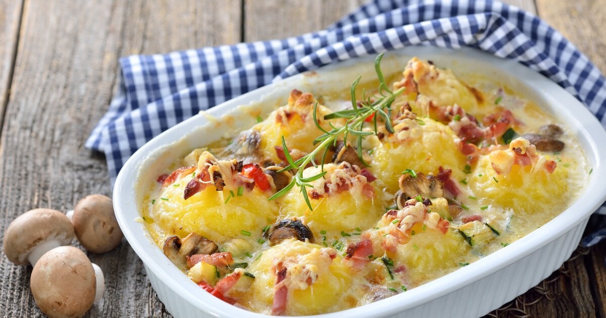 Knödelauflauf: Rezept mit Speck und Pilzen