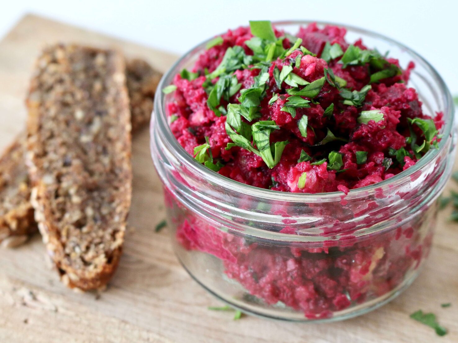 Rote Bete Aufstrich mit Walnüssen: Exquisite Stullen garantiert! Rote Bete Aufstrich mit Walnüssen: Exquisite Stullen garantiert!