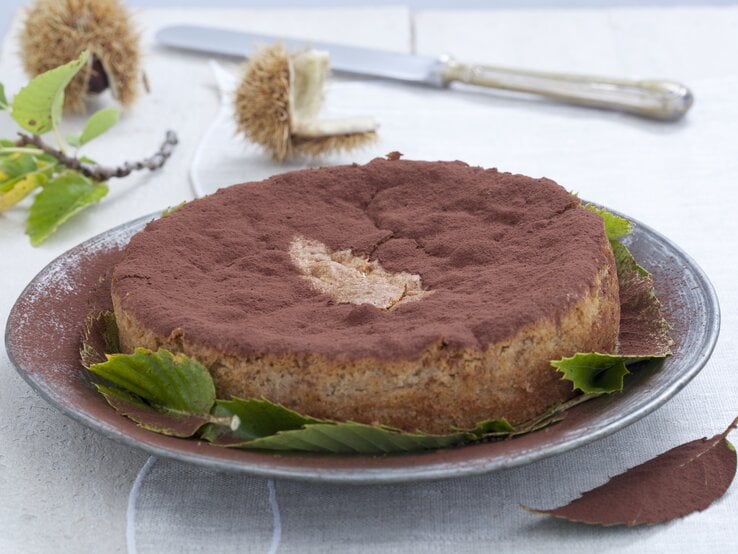 Schräge Draufsicht auf den italienischen Maronenkuchen, der auf einem Tisch steht.