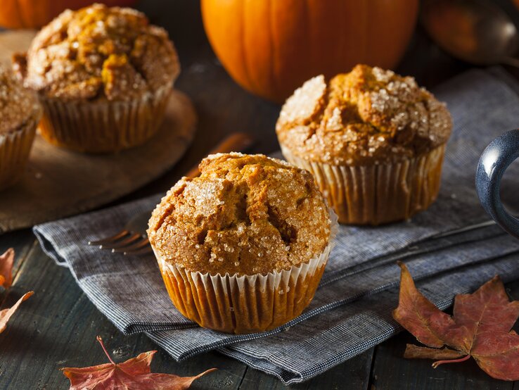 kürbismuffins Zwei Kürbismuffins in herbstlichen Ambiente.