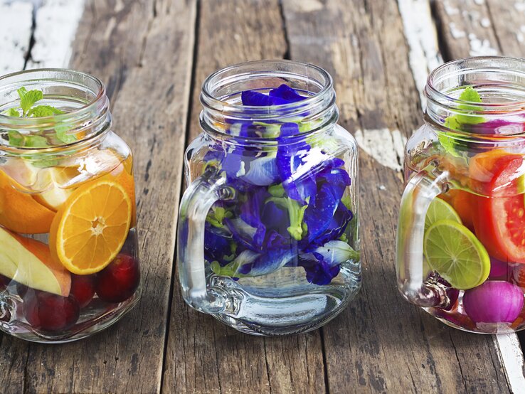 Wasser mit Blüten und Obst | © © iStock / ipopba