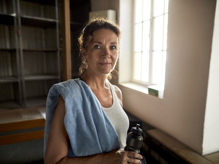 Frau mittleren Alters nach Sport-Workout  | © Gettyimages/Oliver Rossi