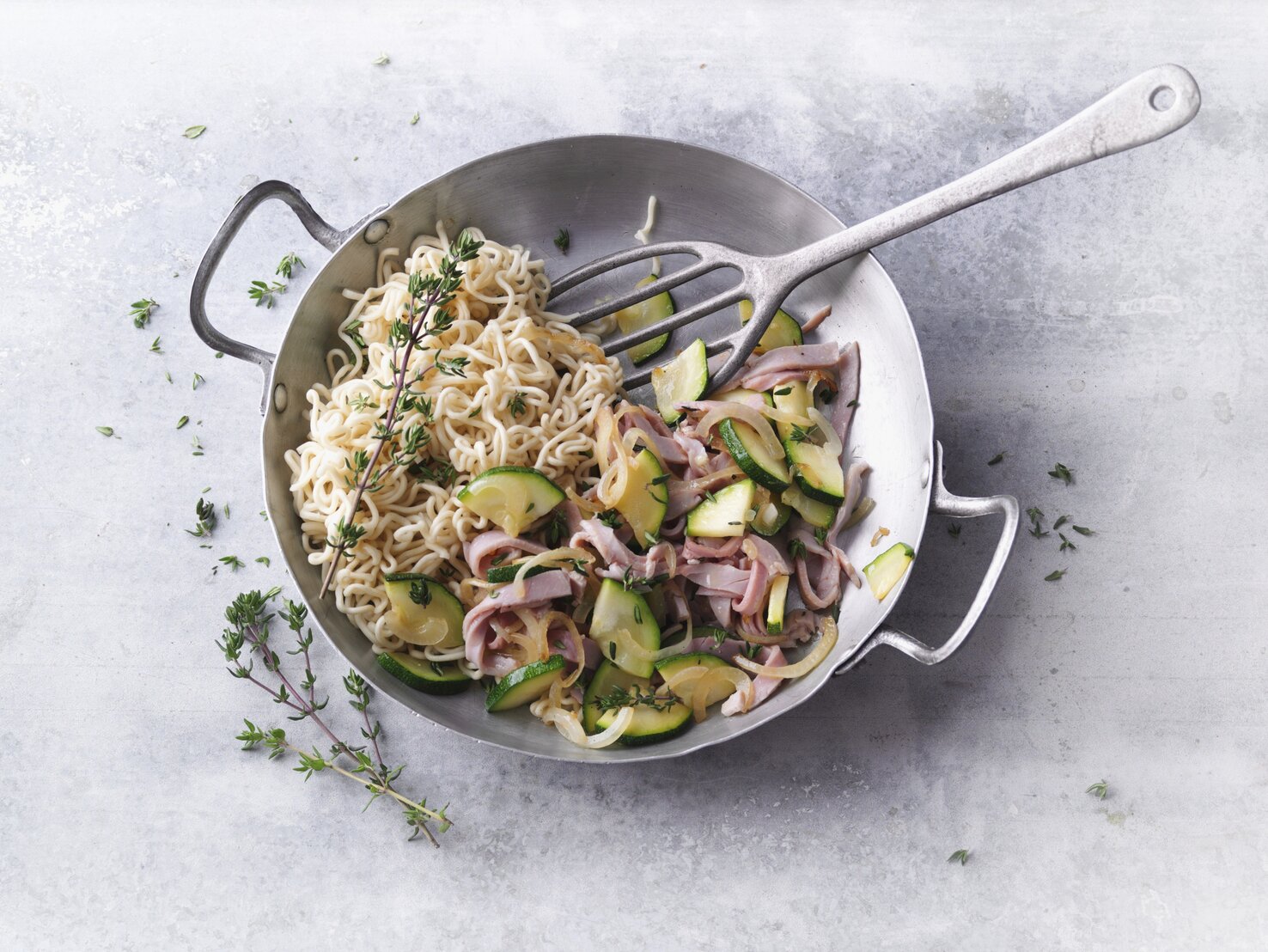 Low Carb Nudelpfanne mit Zucchini und Schinken