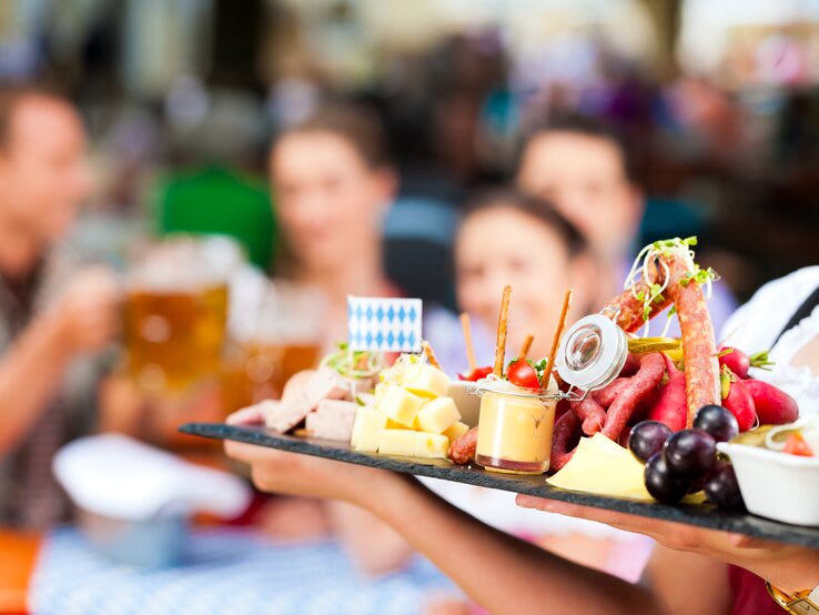 Essen in bayrischem Restaurant | © iStock/kzenon iStock-500870393.jpg | © iStock/kzenon