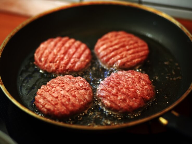 Frikadellen in der Pfanne | © iStock/joruba iStock-975274802.jpg | © iStock/joruba