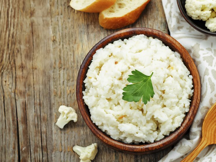 Möchte man auf Kohlenhydrate verzichten oder zumindest reduzieren, ist Blumenkohl-Reis eine schnell gemachte Alternative. | © istock/nata_vkusidey